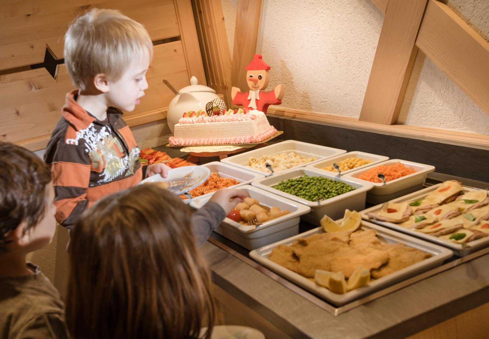 Family Hotel Serena Андало Екстер'єр фото
